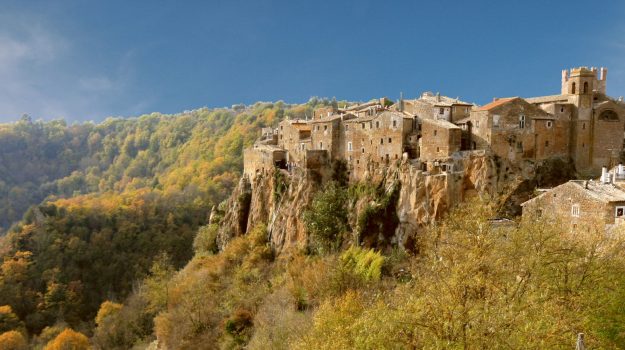 8 pueblos colgados y “escondidos” entre montañas en Italia